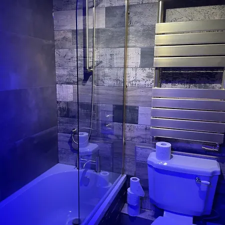 Prázdninový dům District House -sleeps 18 With Hot Tub, Garden *