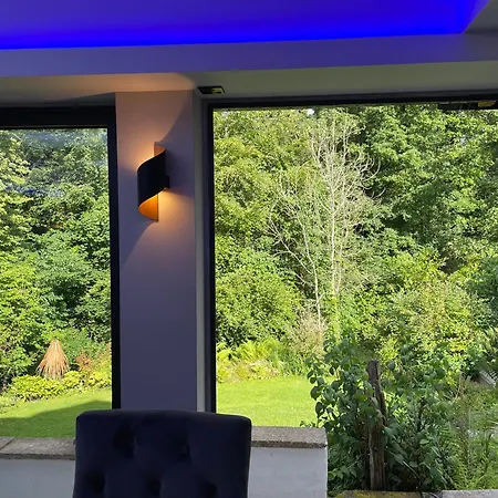 District House -sleeps 18 With Hot Tub, Garden * Bowness-on-Windermere