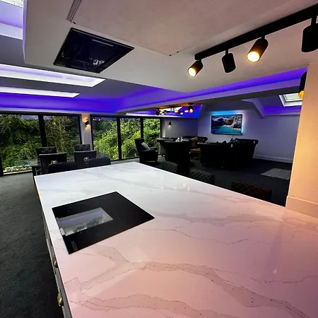 Prázdninový dům District House -sleeps 18 With Hot Tub, Garden *