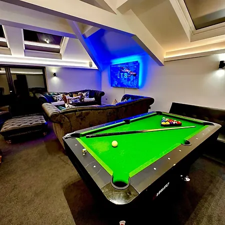 Casa vacanze District House -sleeps 18 With Hot Tub, Garden *
