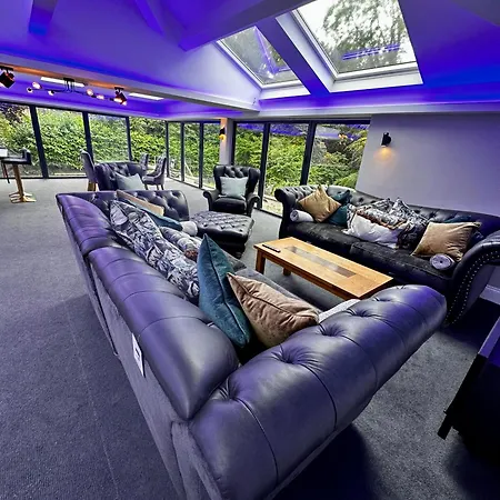 District House -sleeps 18 With Hot Tub, Garden 度假居 *