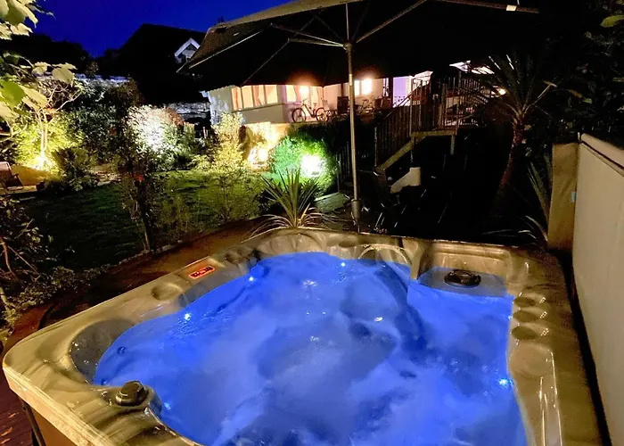 District House -sleeps 18 With Hot Tub, Garden